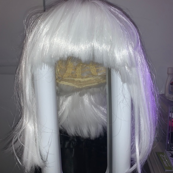 Short hairs wig with bangs - Picture 2 of 3